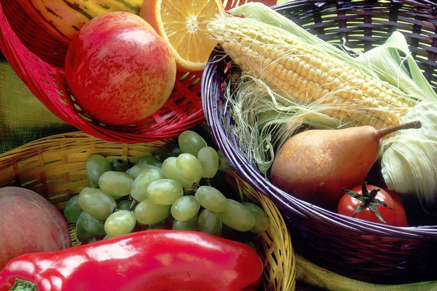 Sortido de frutas e legumes frescos